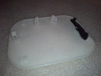 Лючок бензобака в сборе с кронштейном